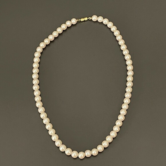 White Faux Pearls Beaded Gold-tone Women's Fashion Necklace NWOT - Picture 2 of 2